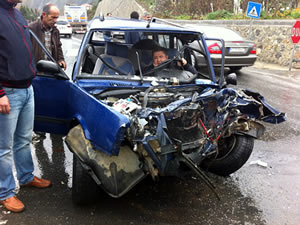 Kamyonla otomobil çarpıştı, sıkışan 2 kişiyi itfaiye kurtardı