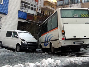 Yokuşta kayan minibüs 4 araca çarparak durabildi!