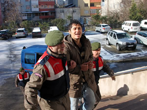 Baba katili genç adam Adliye’ye çıkarıldı