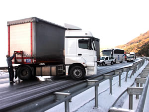 TIR karayolunu ulaşıma kapattı