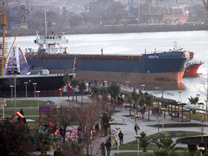 Karaya oturan gemi kıyıdan 50 metre uzaklaştırıldı