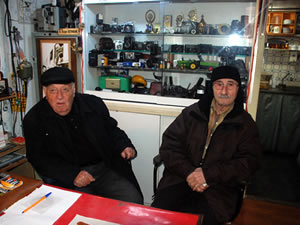 Eski fotoğraf makineleri koleksiyonu yapıyor