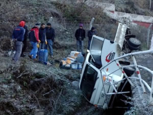 Buzlanan yolda kayan kamyonet korkuluklara asılı kaldı!