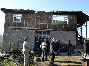 Evleri tamamen yanan evik Ailesi sokakta kald