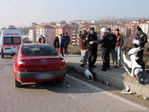 Motosiklet önce otomobile, sonra da iki yayaya çarptı