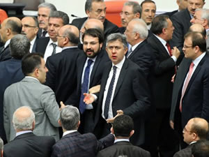 Mecliste yumruk yumrua kavga: Ali hsan Kktrk yaraland