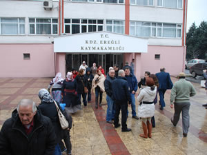 Ereğli Lisesi’nin öğrenci velileri, çözüm için Kaymakamlığa yürüdü