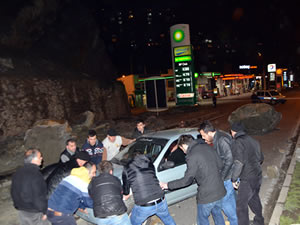 Yola devrilen dev kayalardan son anda kurtuldular!