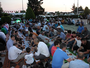 Gazze iin simit, su ve hurma ile iftar yaptlar