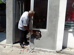 Muhtarlık binasına yaptığı ek bölümü kendi elleriyle yıktı