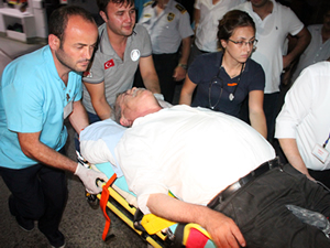Freni boşalan patpat kahvehaneye girdi: 4 kişi yaralandı