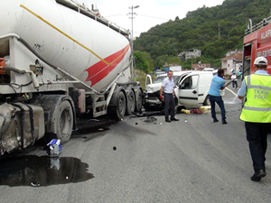 Kimyasal madde taşıyan kamyonet ile TIR çarpıştı: 1 kişi yaralandı