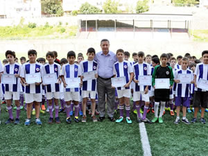 Yaz Futbol Okuluna katlanlara sertifikalar verildi