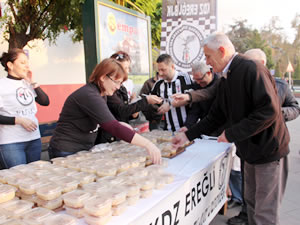 Beşiktaşlılardan aşure ikramı