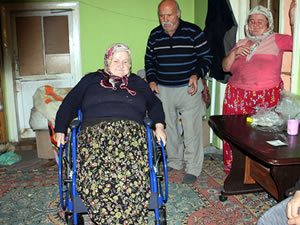Yaşlı anneye yardımsever desteği