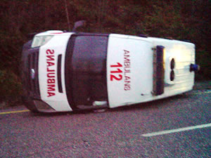 Ambulans kaza yaptı: 2 kişi yaralandı