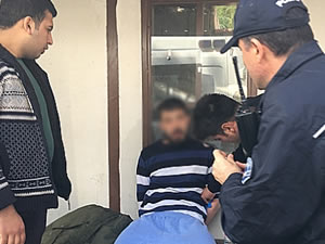 TIR’ın çarptığı ve hafif yaralanan genç adam, kelepçelenerek ambulansa alınabildi