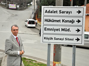 Alaplı’da yön levhaları asıldı