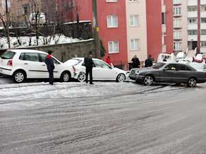 Erelide yollar buz pistine dnd, kazalar art arda geldi