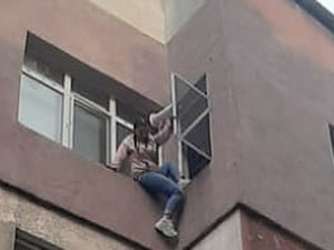Ev sahibine kzan kadn komusunun balkonunu atee verdi