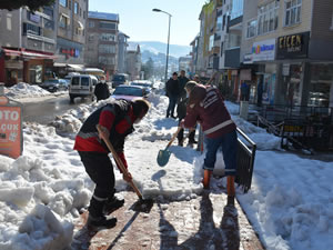 Belediye ekipleri kar temizliğini sürdürüyor