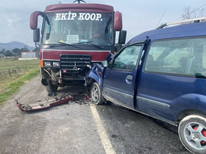 Minibüs ile hafif ticari araç çarpıştı: 1’i ağır 3 yaralı