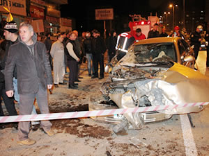 Otomobil, halk otobüsüne çarptı: 4 yaralı