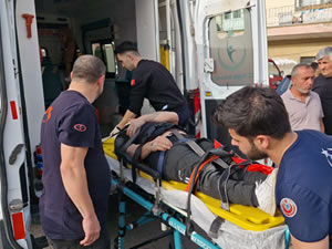 Yolun karşısına geçmeye çalışan yayaya motosiklet çarptı: 2 yaralı