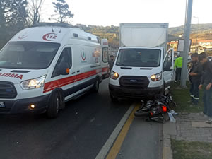 Kontrolden çıkan motosiklet, kamyonete çarptı: 1’i ağır 2 yaralı